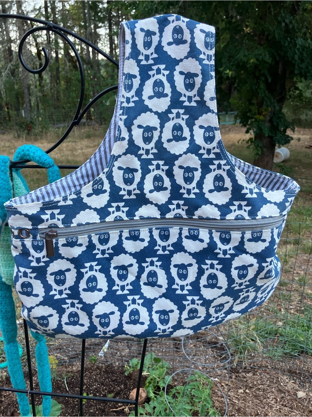 Shoulder bag with sheep